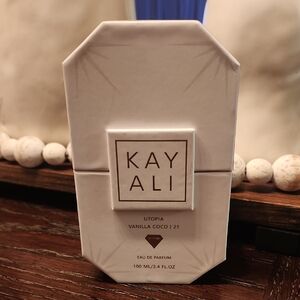 NWOT Kayali Utopia Vanilla Coco Eau de Parfum